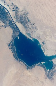 צילום לוויין של האגם המר הגדול. החווה הסינית נמצאת בקצה העליון של התמונה, מזרחית לתעלה. (ויקיפדיה) 