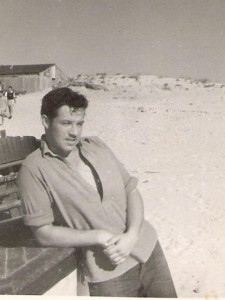 דן בן אמוץ בקיבוץ שדות ים,  1946