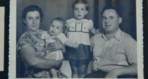 הורי, אני אחי. 1954 הרצליה